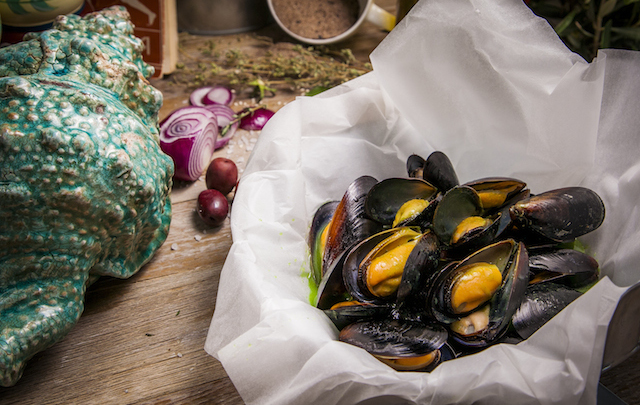 Мидии на пару в соусе из петрушки и имбиря (570 р.)